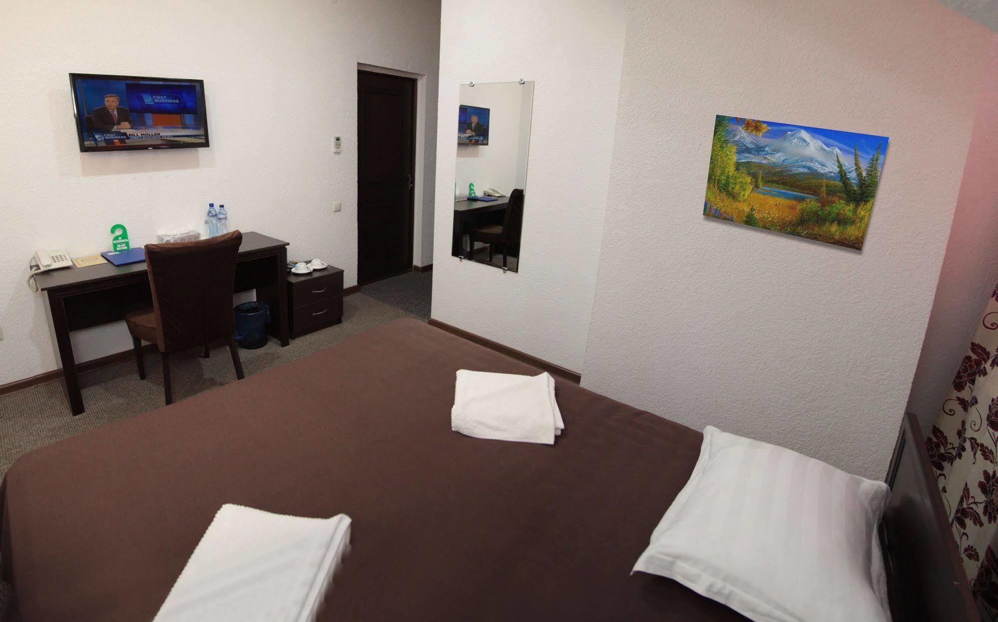 Voyage Hotel Бішкек Екстер'єр фото