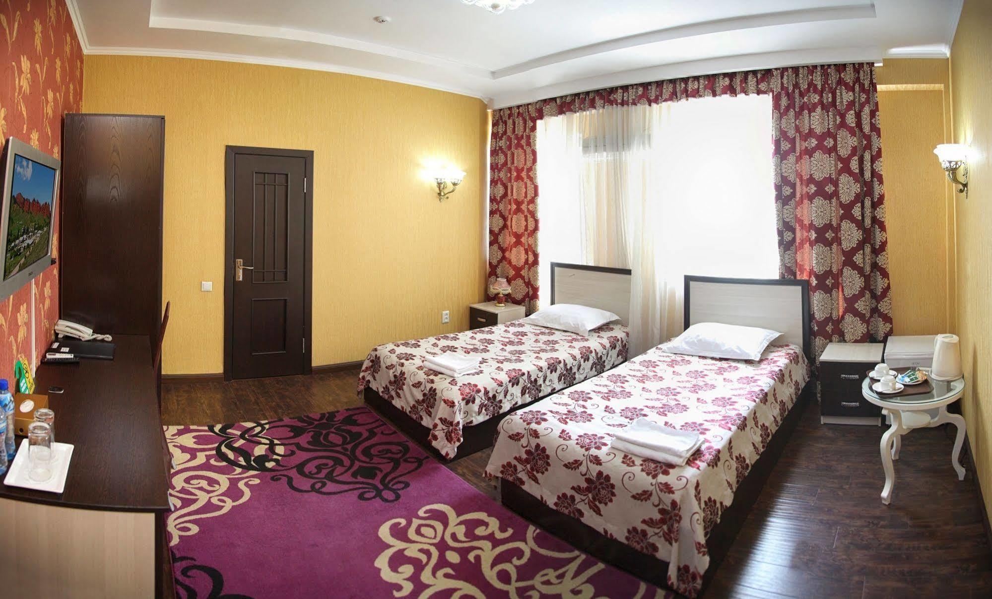 Voyage Hotel Бішкек Екстер'єр фото